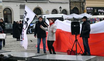 Sympatyzujący z Putinem Kamraci blokują na Rynku pokojową pikietę Ukraińców - zdjęcie 1