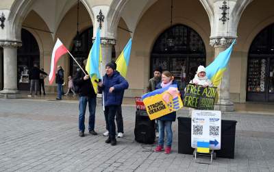 Sympatyzujący z Putinem Kamraci blokują na Rynku pokojową pikietę Ukraińców - zdjęcie 7