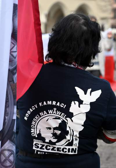 Sympatyzujący z Putinem Kamraci blokują na Rynku pokojową pikietę Ukraińców - zdjęcie 17