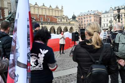 Sympatyzujący z Putinem Kamraci blokują na Rynku pokojową pikietę Ukraińców - zdjęcie 14