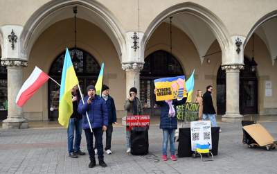 Sympatyzujący z Putinem Kamraci blokują na Rynku pokojową pikietę Ukraińców - zdjęcie 6