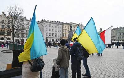 Sympatyzujący z Putinem Kamraci blokują na Rynku pokojową pikietę Ukraińców - zdjęcie 3