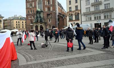 Sympatyzujący z Putinem Kamraci blokują na Rynku pokojową pikietę Ukraińców - zdjęcie 13