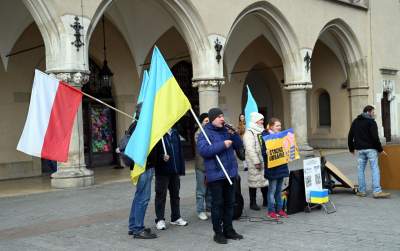 Sympatyzujący z Putinem Kamraci blokują na Rynku pokojową pikietę Ukraińców - zdjęcie 8