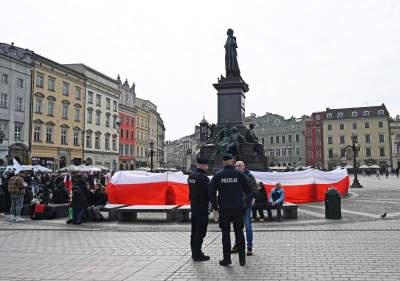 Sympatyzujący z Putinem Kamraci blokują na Rynku pokojową pikietę Ukraińców - zdjęcie 16