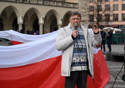 Sympatyzujący z Putinem Kamraci blokują na Rynku pokojową pikietę Ukraińców - zdjęcie 15