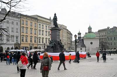 Sympatyzujący z Putinem Kamraci blokują na Rynku pokojową pikietę Ukraińców - zdjęcie 2