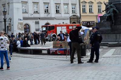 Wizytówka Krakowa? Wielki bałagan na Rynku Głównym - zdjęcie 25