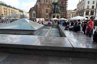 Wizytówka Krakowa? Wielki bałagan na Rynku Głównym - zdjęcie 26