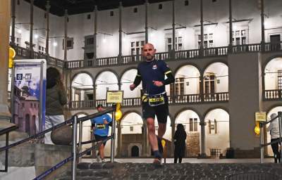 Nocą na Wawelu: niepowtarzalna atmosfera wyjątkowego biegu - zdjęcie 14