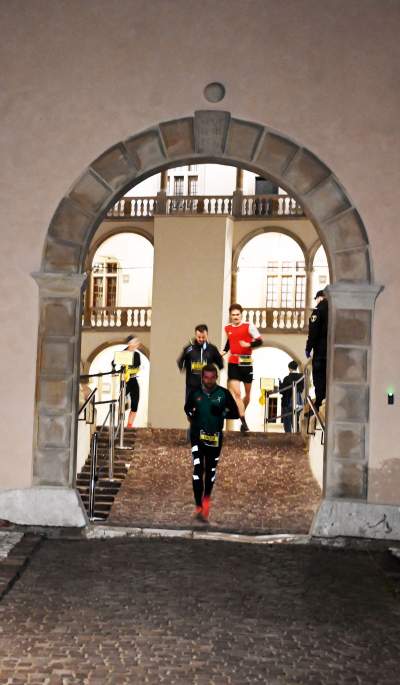 Nocą na Wawelu: niepowtarzalna atmosfera wyjątkowego biegu - zdjęcie 15