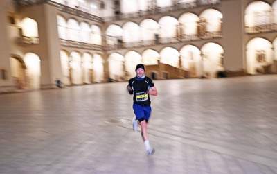 Nocą na Wawelu: niepowtarzalna atmosfera wyjątkowego biegu - zdjęcie 8