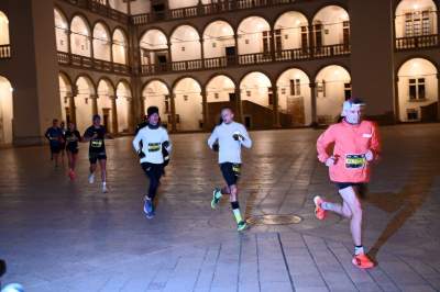 Nocą na Wawelu: niepowtarzalna atmosfera wyjątkowego biegu - zdjęcie 10