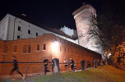 Nocą na Wawelu: niepowtarzalna atmosfera wyjątkowego biegu - zdjęcie 17