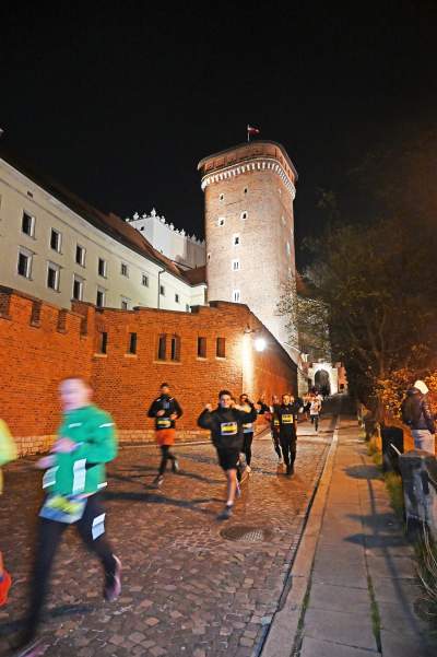 Nocą na Wawelu: niepowtarzalna atmosfera wyjątkowego biegu - zdjęcie 16