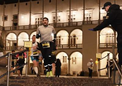 Nocą na Wawelu: niepowtarzalna atmosfera wyjątkowego biegu - zdjęcie 12