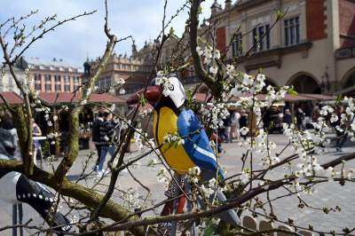 Turyści zachwyceni Jarmarkiem Wielkanocnym na Rynku Głównym - zdjęcie 4
