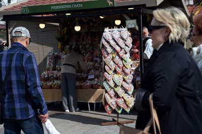 Turyści zachwyceni Jarmarkiem Wielkanocnym na Rynku Głównym - zdjęcie 7