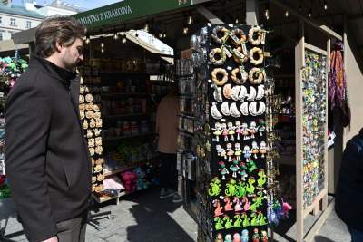Turyści zachwyceni Jarmarkiem Wielkanocnym na Rynku Głównym - zdjęcie 11