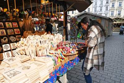 Turyści zachwyceni Jarmarkiem Wielkanocnym na Rynku Głównym - zdjęcie 21