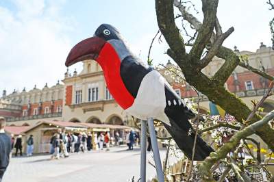 Turyści zachwyceni Jarmarkiem Wielkanocnym na Rynku Głównym - zdjęcie 3