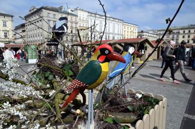 Turyści zachwyceni Jarmarkiem Wielkanocnym na Rynku Głównym - zdjęcie 6