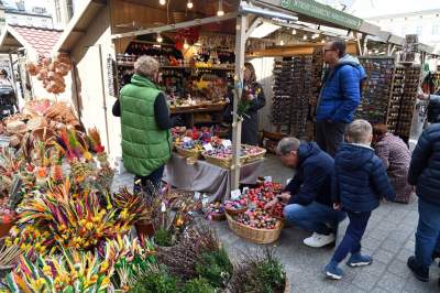 Turyści zachwyceni Jarmarkiem Wielkanocnym na Rynku Głównym - zdjęcie 13