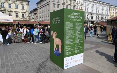Turyści zachwyceni Jarmarkiem Wielkanocnym na Rynku Głównym - zdjęcie 5