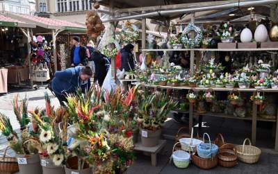 Turyści zachwyceni Jarmarkiem Wielkanocnym na Rynku Głównym - zdjęcie 28