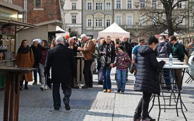 Turyści zachwyceni Jarmarkiem Wielkanocnym na Rynku Głównym - zdjęcie 26