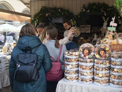 Turyści zachwyceni Jarmarkiem Wielkanocnym na Rynku Głównym - zdjęcie 8