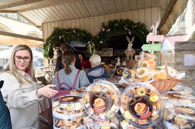 Turyści zachwyceni Jarmarkiem Wielkanocnym na Rynku Głównym - zdjęcie 9