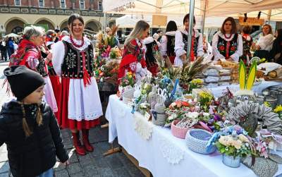 Turyści zachwyceni Jarmarkiem Wielkanocnym na Rynku Głównym - zdjęcie 2