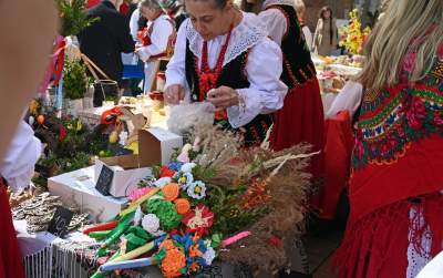 Turyści zachwyceni Jarmarkiem Wielkanocnym na Rynku Głównym - zdjęcie 1