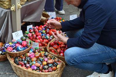Turyści zachwyceni Jarmarkiem Wielkanocnym na Rynku Głównym - zdjęcie 14