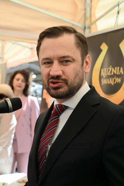 Święcenie pokarmów i poczęstunek na Rynku Głównym. Piękna tradcyja - zdjęcie 4