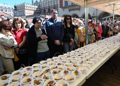 Święcenie pokarmów i poczęstunek na Rynku Głównym. Piękna tradcyja - zdjęcie 1