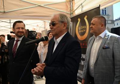 Święcenie pokarmów i poczęstunek na Rynku Głównym. Piękna tradcyja - zdjęcie 6