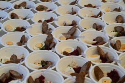 Święcenie pokarmów i poczęstunek na Rynku Głównym. Piękna tradcyja - zdjęcie 2