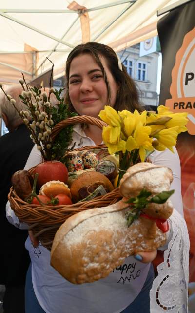 Święcenie pokarmów i poczęstunek na Rynku Głównym. Piękna tradcyja - zdjęcie 11