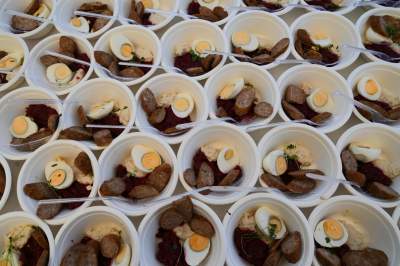 Święcenie pokarmów i poczęstunek na Rynku Głównym. Piękna tradcyja - zdjęcie 12