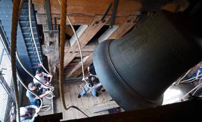 Dzwon Zygmunta zagrzmiał w południe dla papieża Franciszka - zdjęcie 10