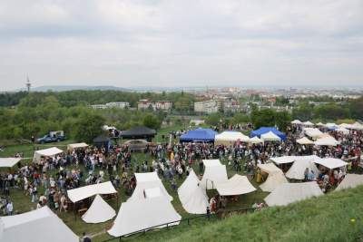 Rewelacyjna zabawa na kopcu Krakusa. Rękawka 2025 - zdjęcie 19