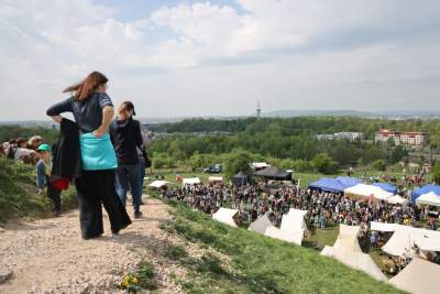 Rewelacyjna zabawa na kopcu Krakusa. Rękawka 2025 - zdjęcie 1