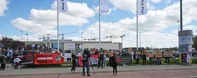 Zabawy dzieci z bronią na targach myśliwych w Krakowie, protesty aktywistów - zdjęcie 30