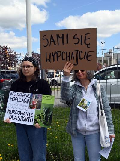 Zabawy dzieci z bronią na targach myśliwych w Krakowie, protesty aktywistów - zdjęcie 24