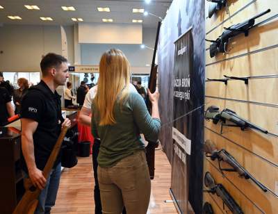 Zabawy dzieci z bronią na targach myśliwych w Krakowie, protesty aktywistów - zdjęcie 5