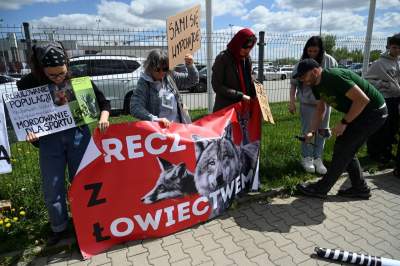 Zabawy dzieci z bronią na targach myśliwych w Krakowie, protesty aktywistów - zdjęcie 26
