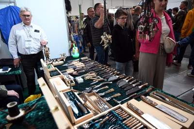 Zabawy dzieci z bronią na targach myśliwych w Krakowie, protesty aktywistów - zdjęcie 11