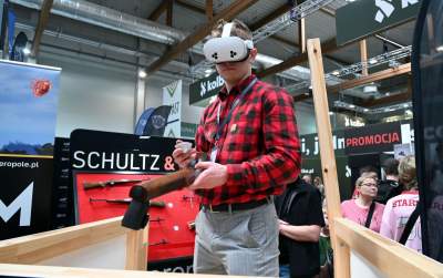 Zabawy dzieci z bronią na targach myśliwych w Krakowie, protesty aktywistów - zdjęcie 13